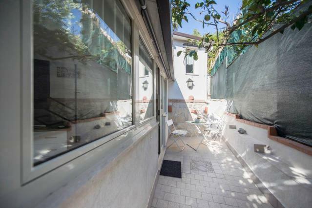 Garden House Apartments In Napels Buitenkant foto
